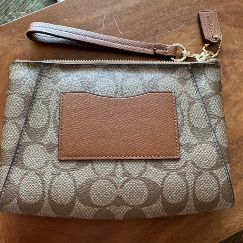 Coach Brown Signature Wristlet- like NEW! So clean, barely used-🤎zoom in🤎EUC🤎